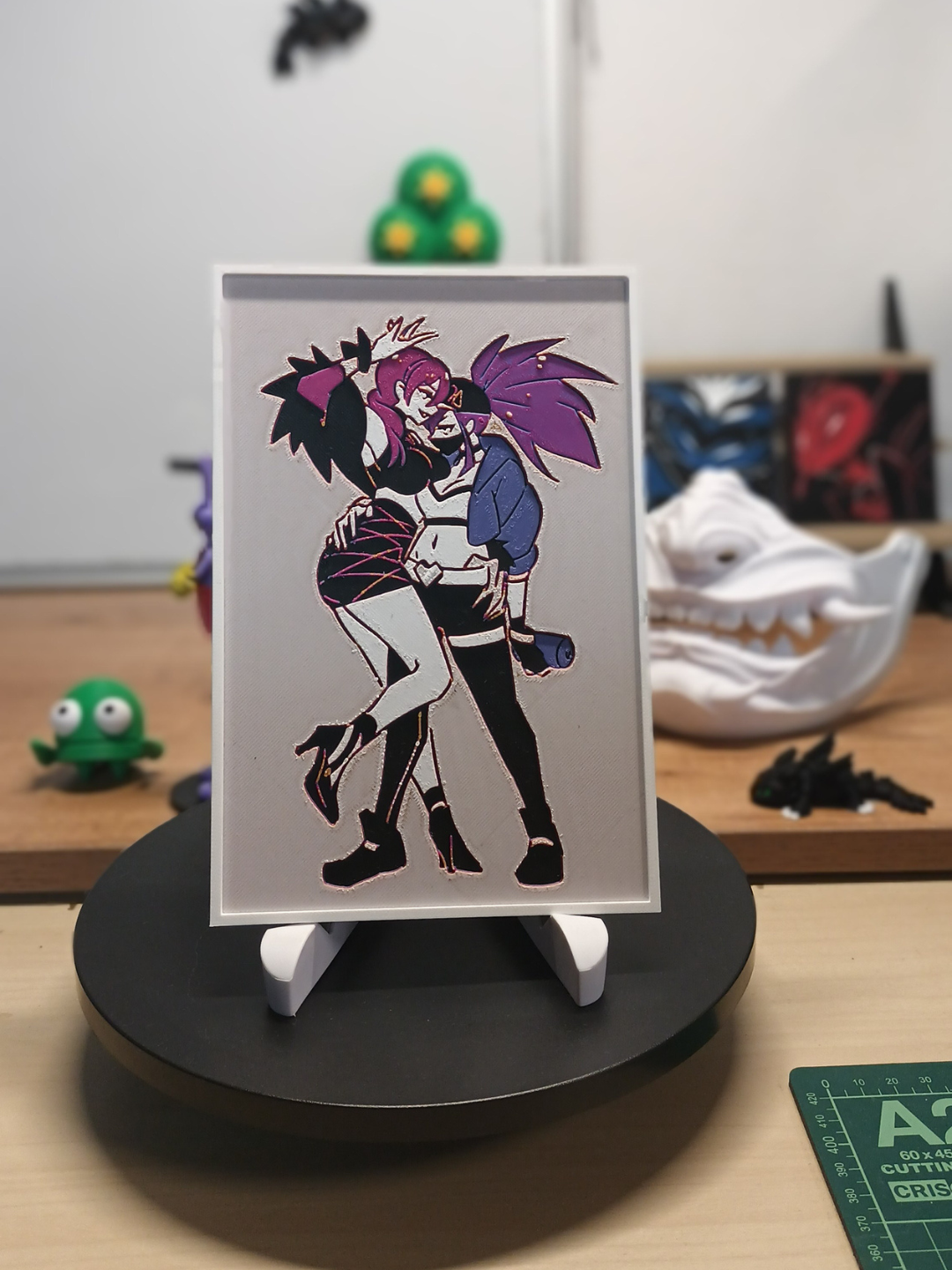 Cuadro 3D artesanal de Akali y Evelynn de K/DA con relieve y marco blanco.