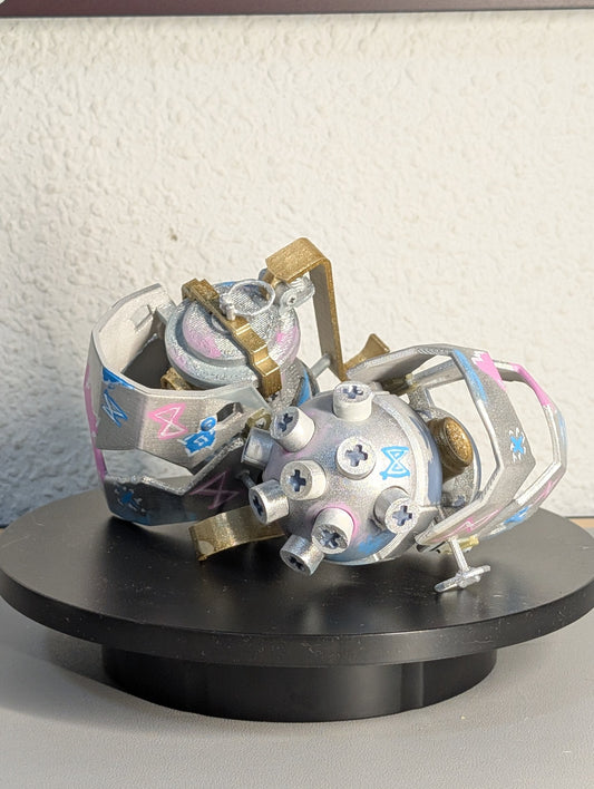 Vista frontal de la granada 3D de Jinx con detalles metálicos
